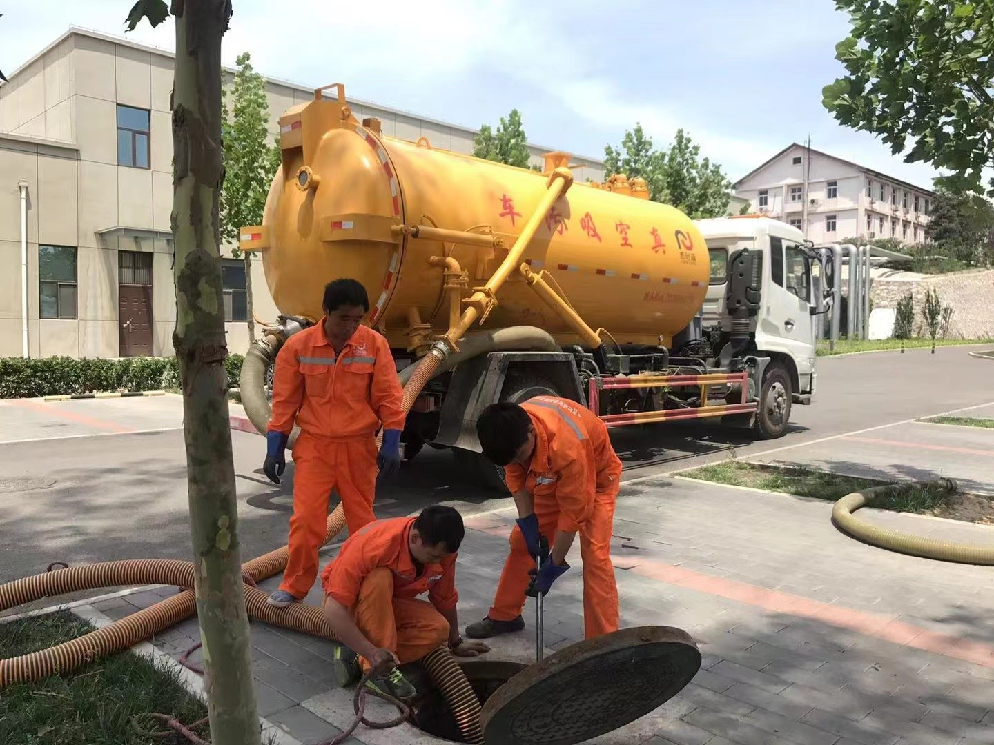 呼图壁化粪池清理与5-8吨吸粪车施工效率分析